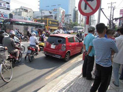 Nữ tài xế gây tai nạn bỏ trốn, dân truy đuổi quyết liệt