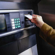 Dùng thẻ ATM giả rút cả vali tiền
