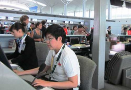 Hành khách, phi công tiếp tục tháo giày, cởi áo khoác kiểm tra an ninh tại sân bay