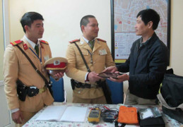 CSGT liên tiếp cứu người, trả lại tài sản người đánh rơi