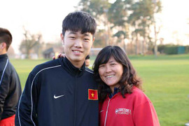 Chị Hai nuôi bí ẩn theo chân U19 Việt Nam ở Anh