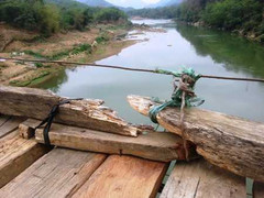 Kinh hoàng cầu treo buộc lạt, dây chun