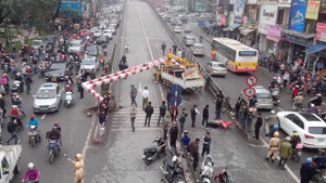 Xe biển xanh húc đổ thanh chắn cầu vượt, hai người nguy kịch