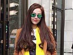 Minh Hằng sành điệu khoe dáng trên phố