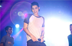 Noo Phước Thịnh mướt mồ hôi ăn uống