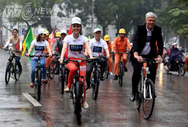 Xuống đường cùng Á hậu Thụy Vân đạp xe vì Giờ trái đất