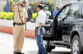 Cấm CSGT “núp lùm”, xỉa gậy vào mặt dân