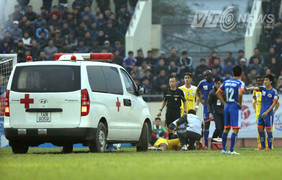 Cầu thủ Hải Phòng bất tỉnh, xe cấp cứu tràn sân