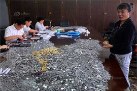 Vác cả tấn tiền đi đóng bảo hiểm, mua xe