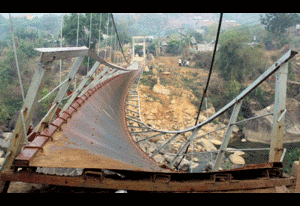 Phó Thủ tướng chỉ đạo điều tra vi phạm vụ lật cầu treo