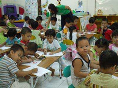 Bé 4 tuổi mang hơn 50 triệu vào trường đánh bài