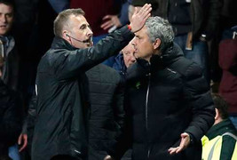 Chelsea thua cay đắng, Mourinho 'chỉ còn biết ngậm miệng lại'