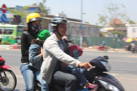 Người Sài Gòn khốn khổ trong cái nắng đỏ lửa