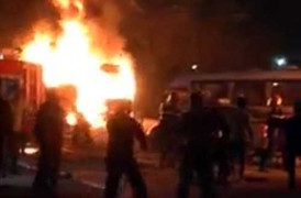 Hà Nội: 3 xe khách cháy dữ dội, trơ khung sắt