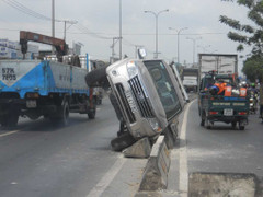 Ô tô 7 chỗ lộn nhào trên quốc lộ 1A