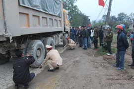 Trung úy công an huyện bị xe tải cán tử vong