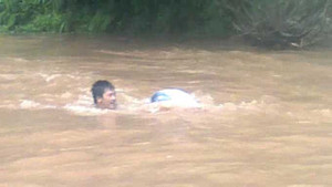 Thót tim cảnh học sinh chui vào túi nilon qua suối