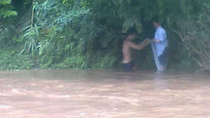 Chui túi nilon qua suối, giám đốc Sở GD-ĐT lên tiếng