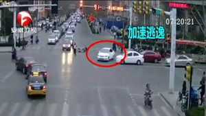 Clip: Ôtô gây tai nạn, húc văng cảnh sát