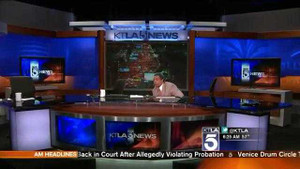 Biên tập viên chui xuống gầm bàn nấp khi đang truyền hình trực tiếp