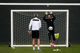 Petr Cech luyện chiêu độc với bóng tennis