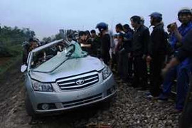 Tàu hỏa kéo lê ô tô hơn 100m, hai công an tử vong tại chỗ