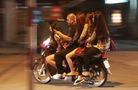 Vì sao công an phớt lờ xe máy chất 'hàng' phục vụ khách?