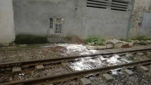 Người đàn ông lao đầu vào tàu hỏa tự tử