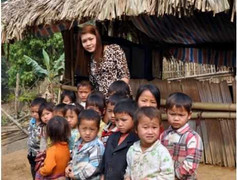 Cô giáo vượt suối trong túi nilon: Bộ trưởng Thăng nói gì?