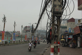 Hà Nội: Ma trận cột điện ‘bẫy’ người đi đường