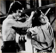 Lý Tiểu Long bị hạ thủ bằng điểm huyệt?