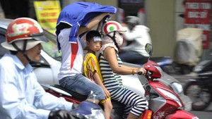 Clip: Dân TP.HCM khốn khổ trong cái nóng kinh hoàng