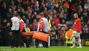 Người hùng Man Utd rời sân bằng cáng