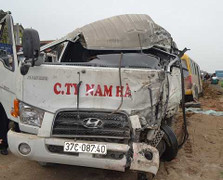 Xe khách đâm nát đầu xe tải trên QL 1A