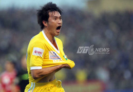 Công Vinh đi vào lịch sử V-League với bàn thắng 100