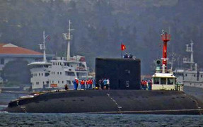 Cận cảnh lai dắt tàu ngầm TP.HCM vào quân cảng Cam Ranh