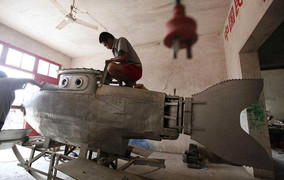 Nông dân Trung Quốc tự chế tàu ngầm