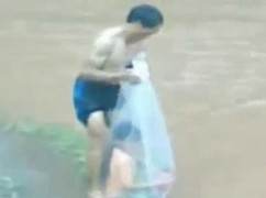 Vụ giáo viên vượt suối bằng túi nilông lên báo nước ngoài