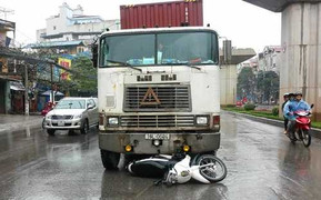 Xe container cố tình đâm ngã cảnh sát giao thông