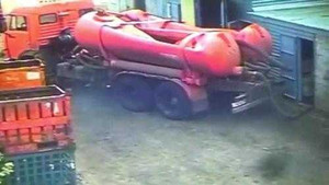 Clip: Xe bồn bẹp dúm vì sự cố hi hữu