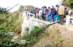 Mercedes lao xuống vực, 3 người chết thảm