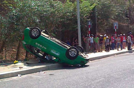 Taxi tông xe máy, đôi vợ chồng chết tại chỗ