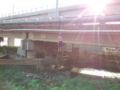 Xác chết đội mũ bảo hiểm treo trên thành cầu