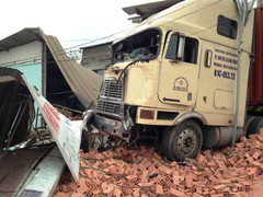 Container tông sập 3 căn nhà ở TP.HCM