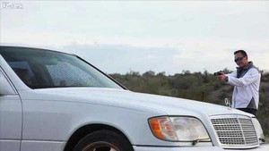 Rùng mình cảnh dùng súng lục bắn liên tiếp vào tài xế để thử xe