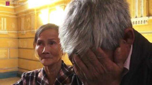 Bố mẹ kẻ chặt tay cướp SH khóc xin giảm án cho con