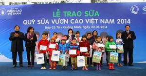 Vinamilk trao hơn 49.000 ly sữa cho trẻ em nghèo Cô Tô