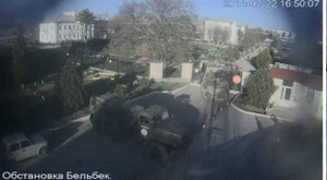 Clip: Xe bọc thép đâm đổ cổng căn cứ không quân ở Crưm