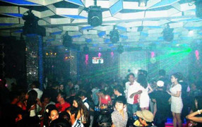 Cảnh sát đột kích quán bar trác táng ở Sài Gòn