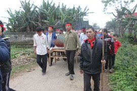 Hàng trăm ngư dân tổ chức đám tang cá voi như người